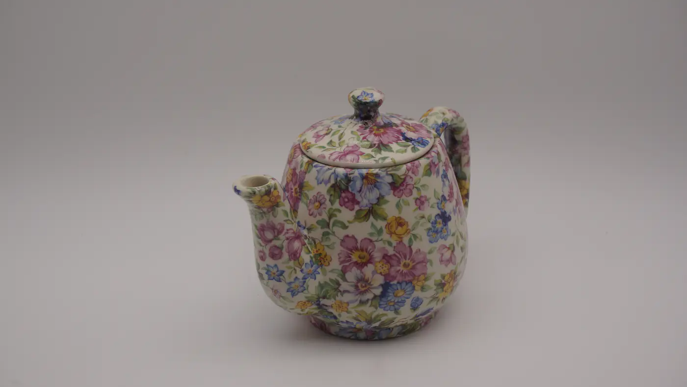 영국풍 친츠(Chintz) 꽃무늬 도자 주전자 — 2번째 촬영 컷 (총 2컷)