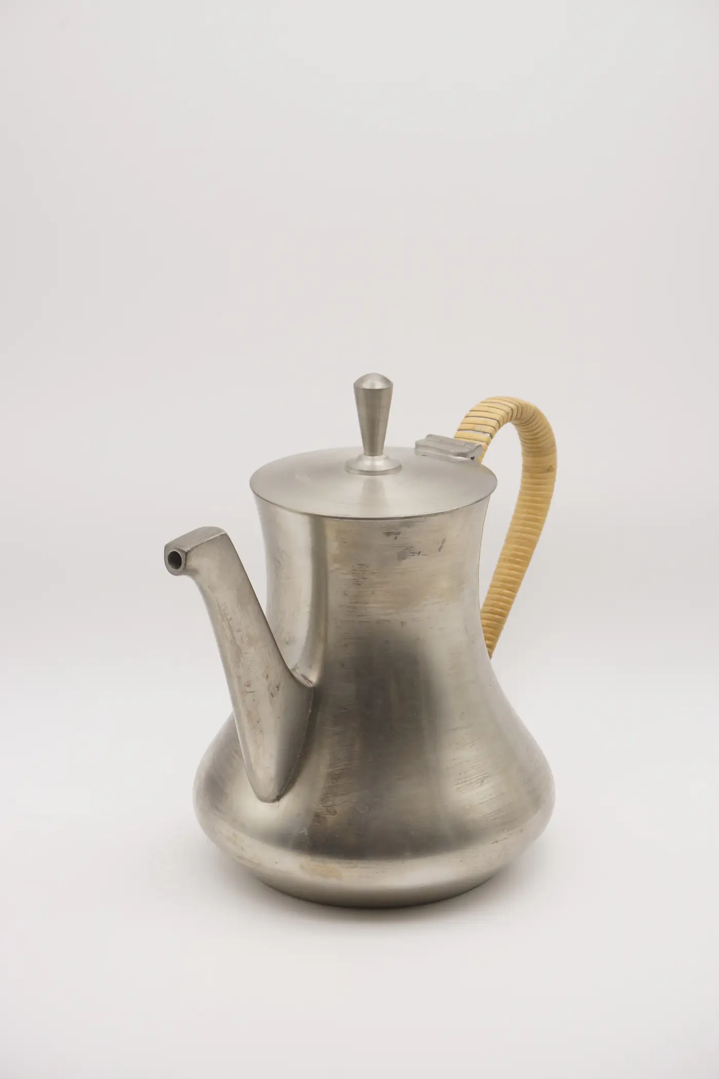 등나무 손잡이를 단 주석(pewter) 커피포트 — 2번째 촬영 컷 (총 2컷)