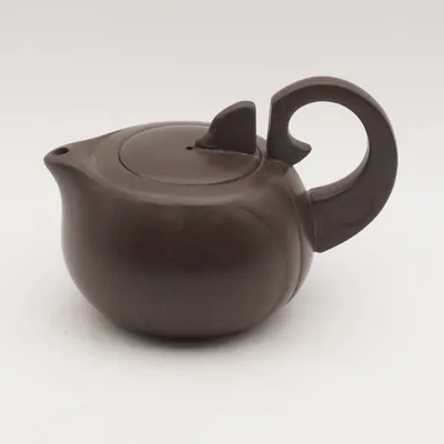 손잡이가 크게 굽은 독특한 조형의 짙은 자사호